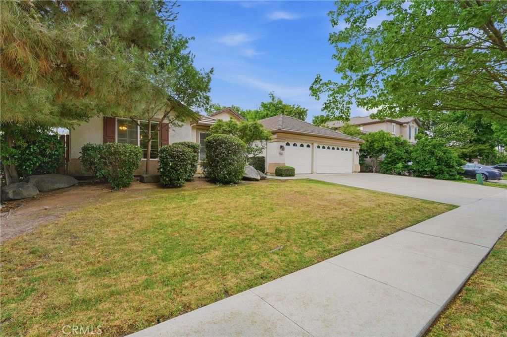 Image 3 of property listing at 6111 W Pryor Avenue, Visalia, CA 93277