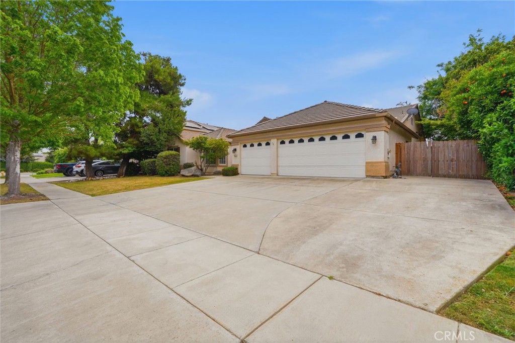 Image 4 of property listing at 6111 W Pryor Avenue, Visalia, CA 93277