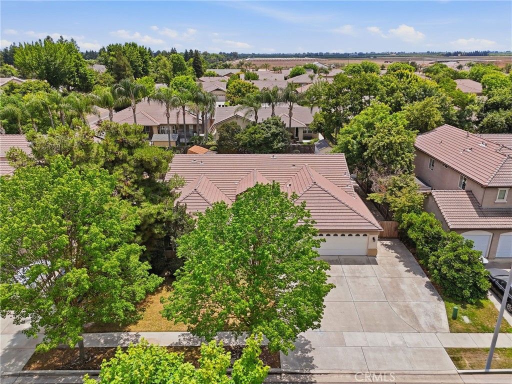Image 7 of property listing at 6111 W Pryor Avenue, Visalia, CA 93277