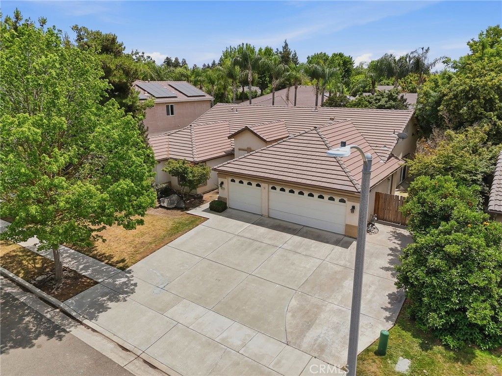 Image 8 of property listing at 6111 W Pryor Avenue, Visalia, CA 93277
