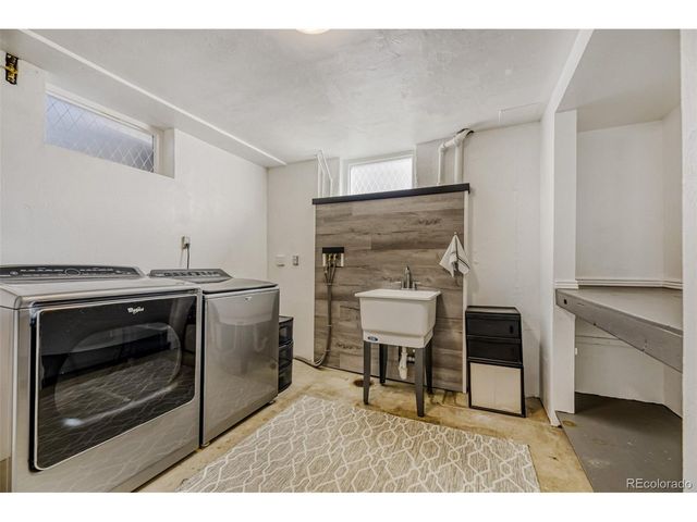 2568 S Zurich Ct, Denver, CO 80219