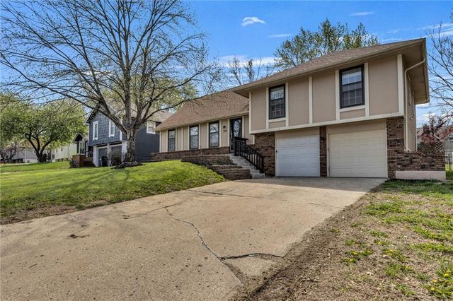 204 SE Gingerbread Lane, Blue Springs, MO 64014