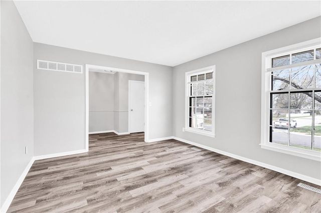 204 SE Gingerbread Lane, Blue Springs, MO 64014