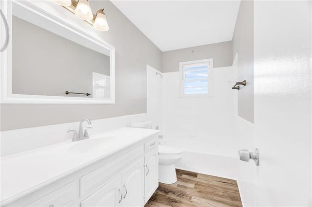 204 SE Gingerbread Lane, Blue Springs, MO 64014