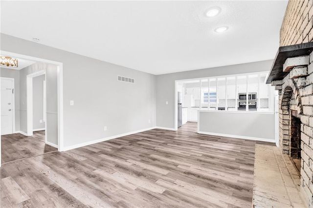 204 SE Gingerbread Lane, Blue Springs, MO 64014