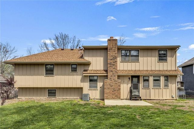 204 SE Gingerbread Lane, Blue Springs, MO 64014
