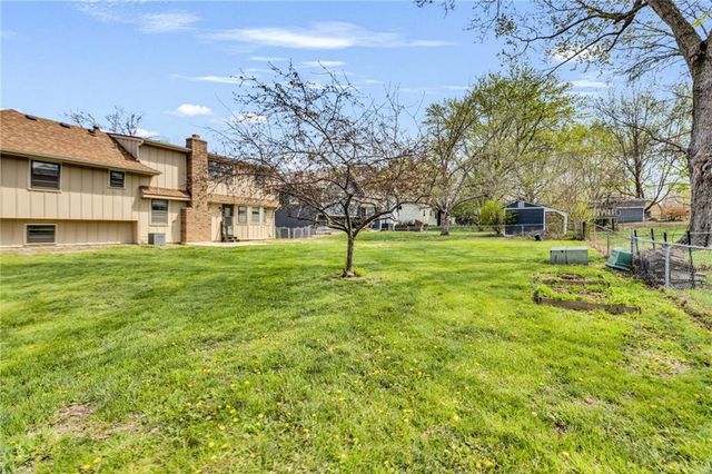 204 SE Gingerbread Lane, Blue Springs, MO 64014