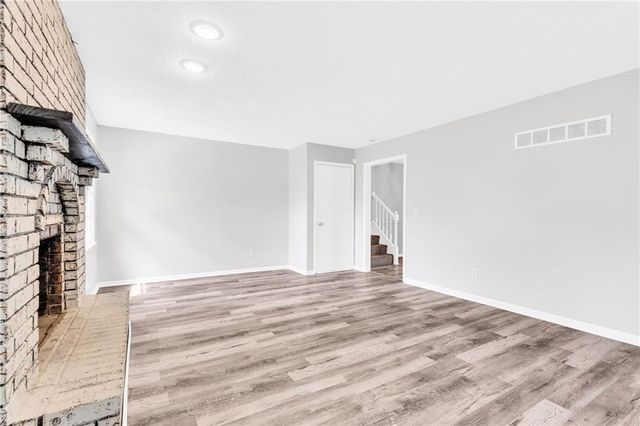 204 SE Gingerbread Lane, Blue Springs, MO 64014