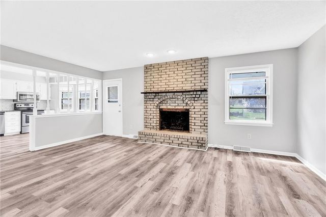 204 SE Gingerbread Lane, Blue Springs, MO 64014