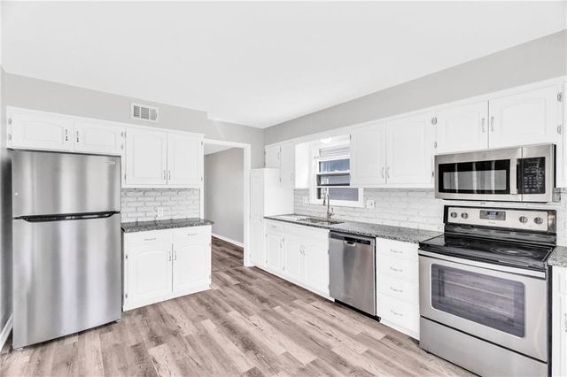 204 SE Gingerbread Lane, Blue Springs, MO 64014