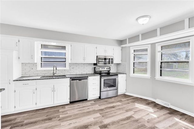 204 SE Gingerbread Lane, Blue Springs, MO 64014