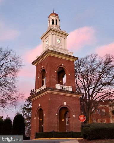 911 MONROE ST, Fredericksburg, VA 22401