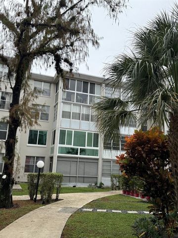 4898 NW 29th Court 409, Lauderdale Lakes, FL 33313