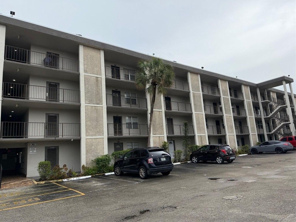 4898 NW 29th Court 409, Lauderdale Lakes, FL 33313