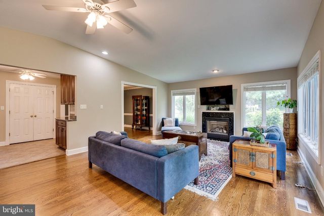 1816 MIDLOTHIAN CT, Vienna, VA 22182