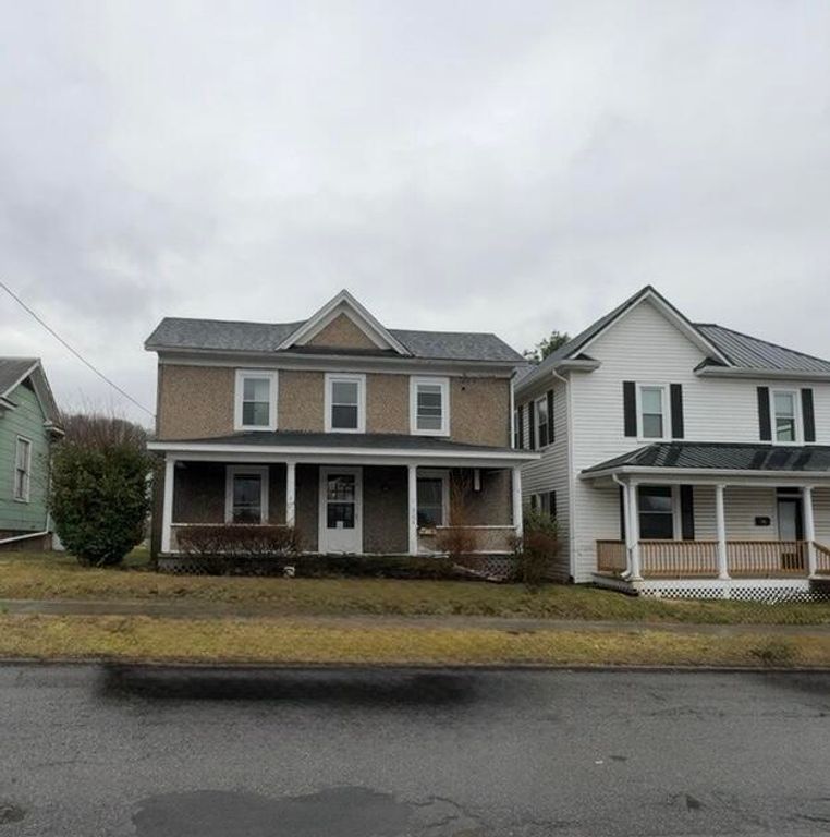 E 305 Chestnut ST, Covington, VA 24426