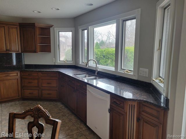 6927 Northpoint Drive, Troy, MI 48085