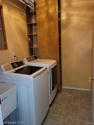 6927 Northpoint Drive, Troy, MI 48085