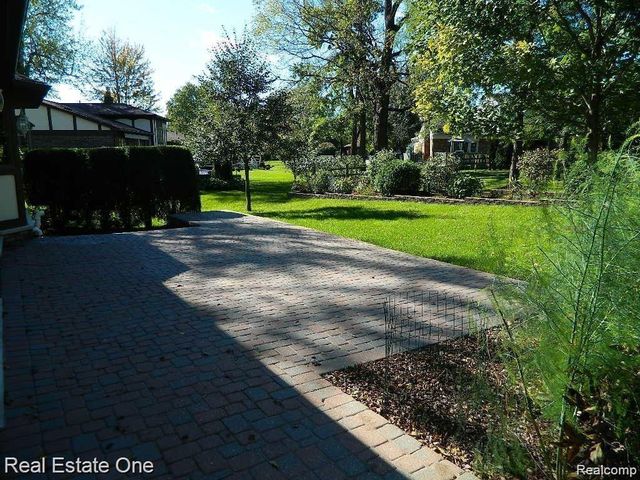 6927 Northpoint Drive, Troy, MI 48085
