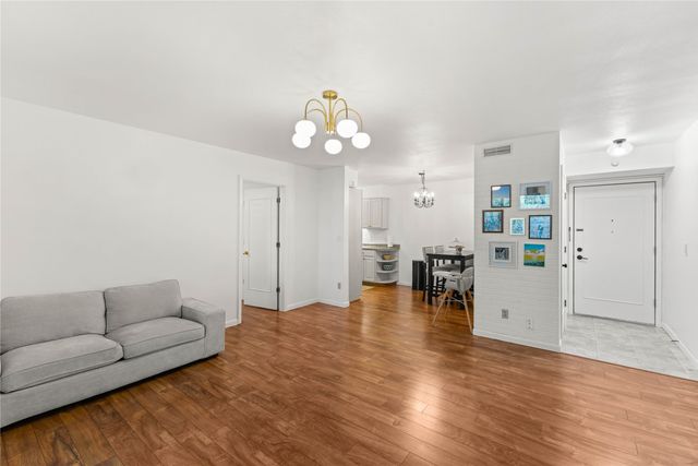 1900 50th Street 9, Des Moines, IA 50310