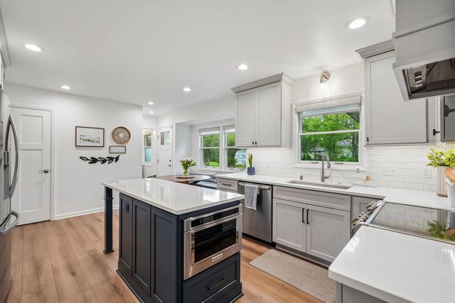 2430 Apple Tree ROAD, Glendale, WI 53209