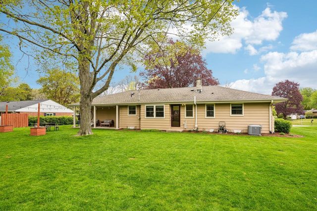 2430 Apple Tree ROAD, Glendale, WI 53209