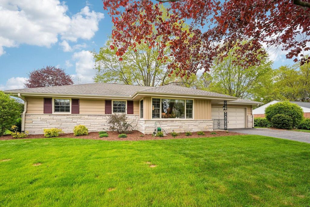 2430 Apple Tree ROAD, Glendale, WI 53209