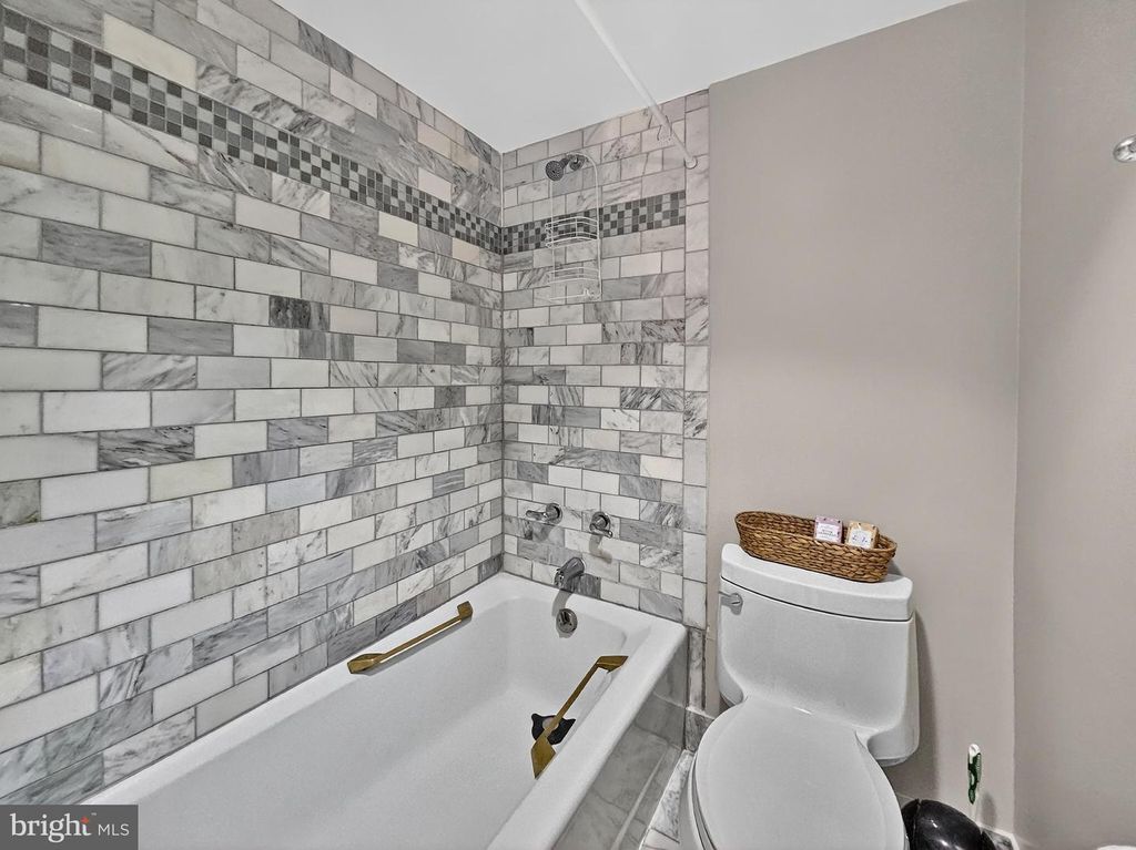 Image 17 of property listing at 1080 WISCONSIN AVE NW #2020, Washington, DC 20007