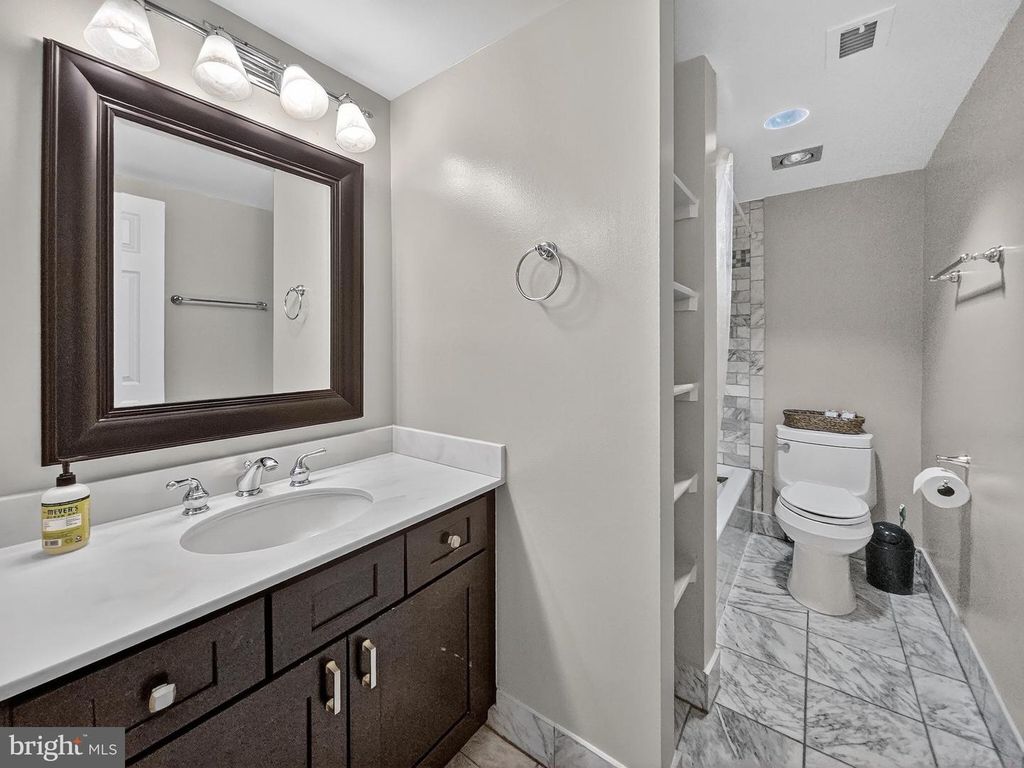 Image 18 of property listing at 1080 WISCONSIN AVE NW #2020, Washington, DC 20007