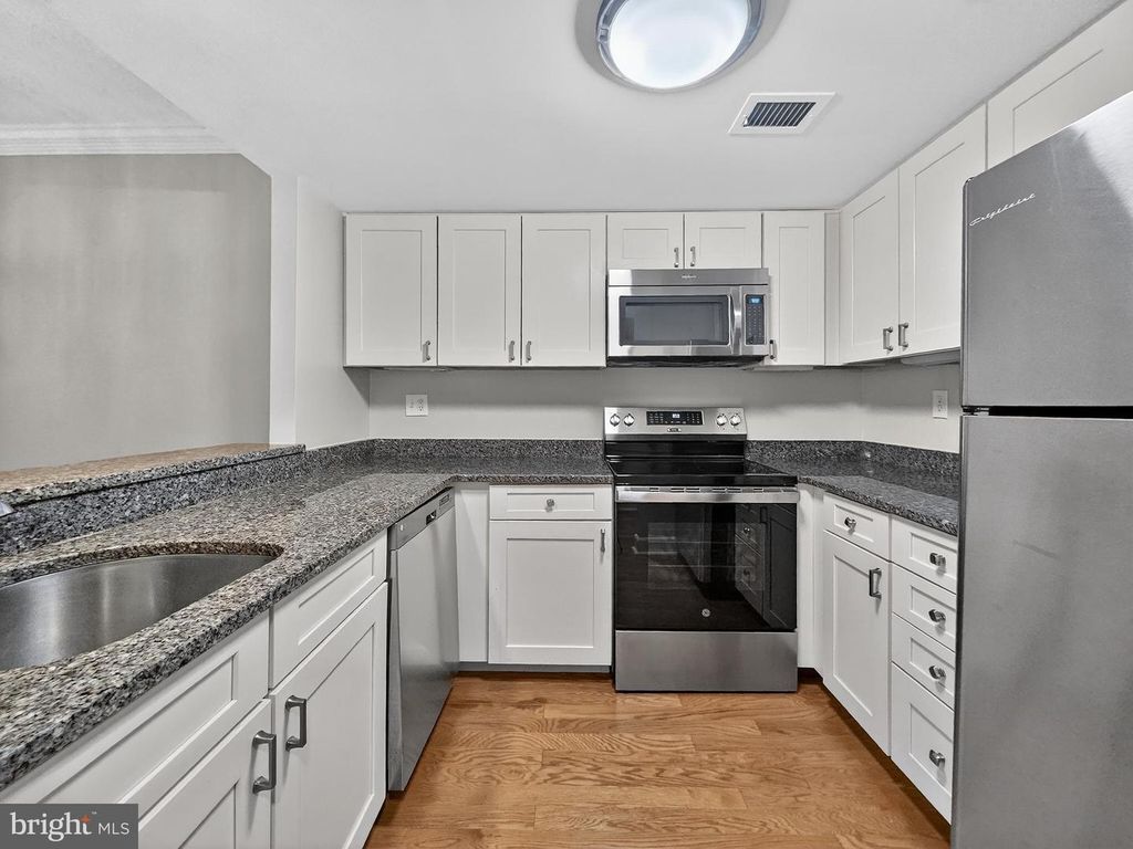 Image 20 of property listing at 1080 WISCONSIN AVE NW #2020, Washington, DC 20007