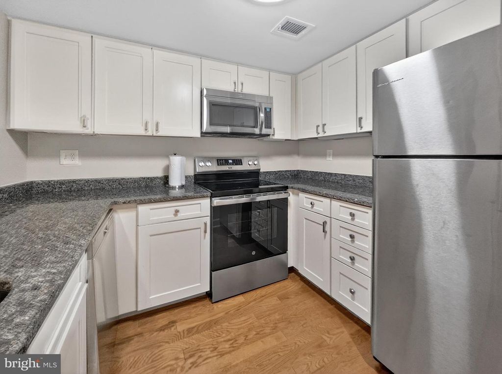 Image 7 of property listing at 1080 WISCONSIN AVE NW #2020, Washington, DC 20007