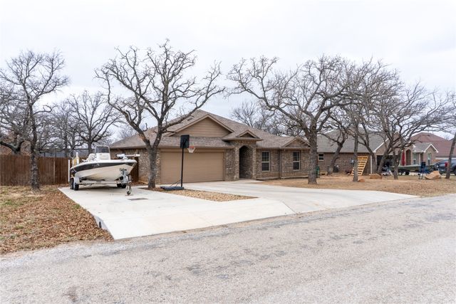 207 Shady Oaks Drive, Runaway Bay, TX 76426