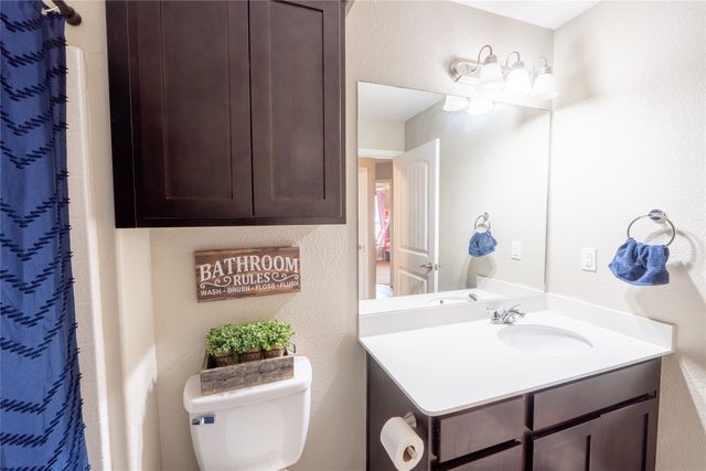 207 Shady Oaks Drive, Runaway Bay, TX 76426