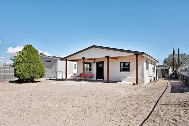 1115 W Paris St, Marfa, TX 79843