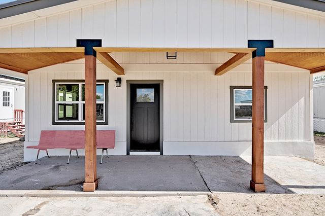 1115 W Paris St, Marfa, TX 79843