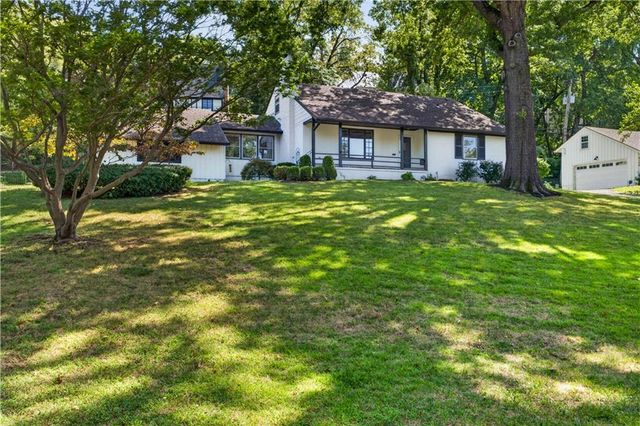 5115 Ward Parkway, Kansas City, MO 64112