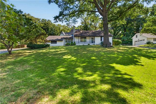 5115 Ward Parkway, Kansas City, MO 64112