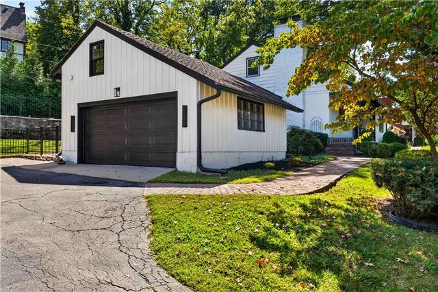 5115 Ward Parkway, Kansas City, MO 64112