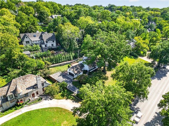 5115 Ward Parkway, Kansas City, MO 64112