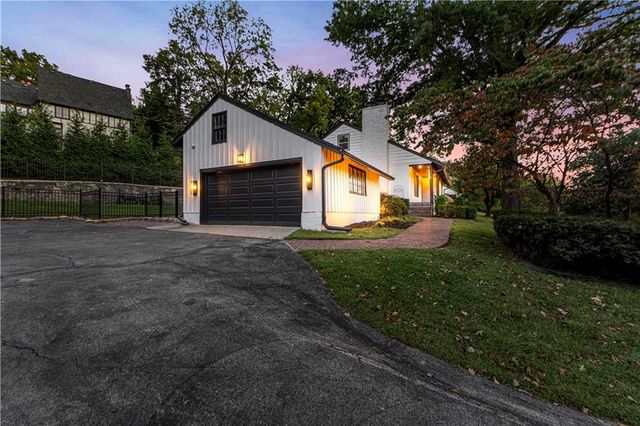 5115 Ward Parkway, Kansas City, MO 64112