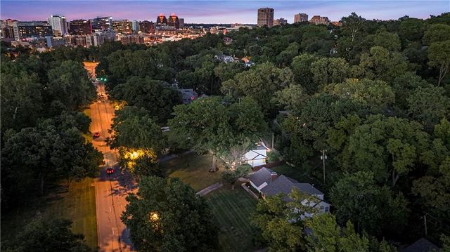 5115 Ward Parkway, Kansas City, MO 64112