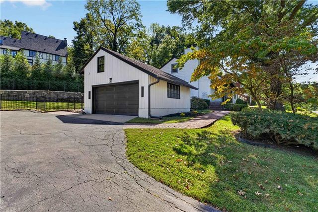 5115 Ward Parkway, Kansas City, MO 64112
