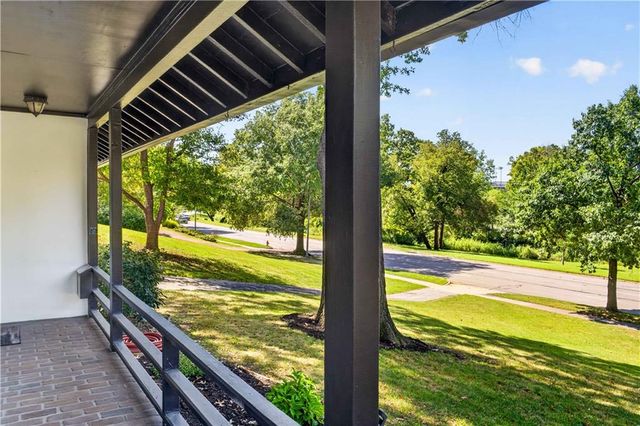 5115 Ward Parkway, Kansas City, MO 64112