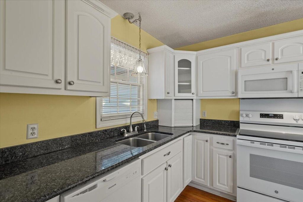 Image 13 of property listing at 698 Whispering Marsh Drive, Charleston, SC 29412