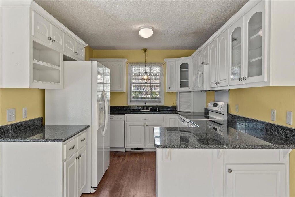 Image 15 of property listing at 698 Whispering Marsh Drive, Charleston, SC 29412