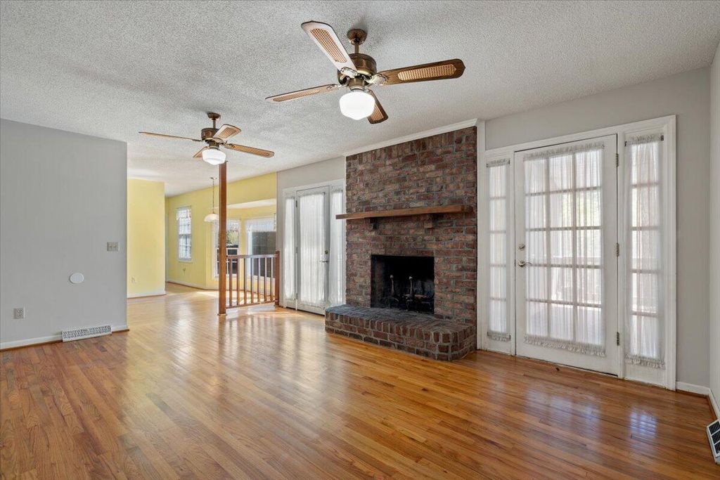 Image 20 of property listing at 698 Whispering Marsh Drive, Charleston, SC 29412