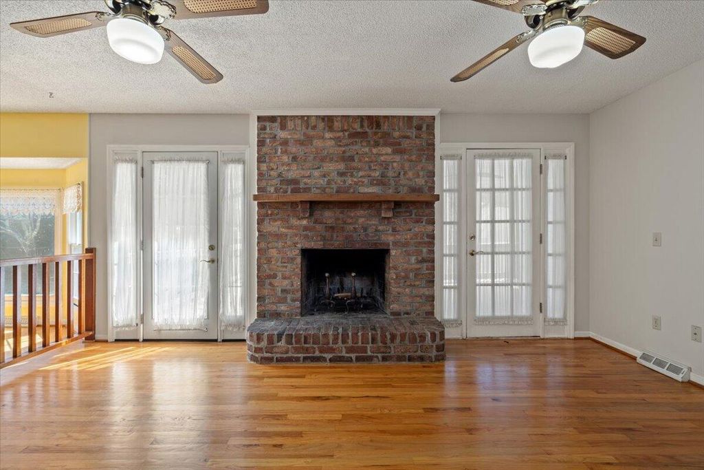 Image 21 of property listing at 698 Whispering Marsh Drive, Charleston, SC 29412