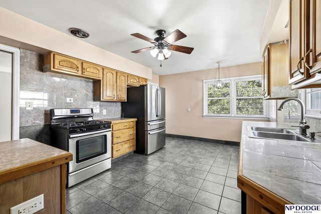 2142 S 38 Avenue, Omaha, NE 68105