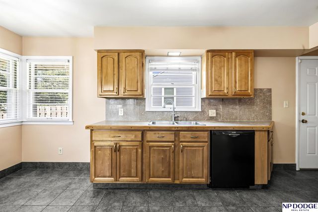 2142 S 38 Avenue, Omaha, NE 68105