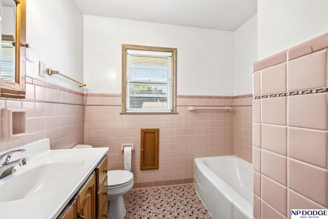2142 S 38 Avenue, Omaha, NE 68105